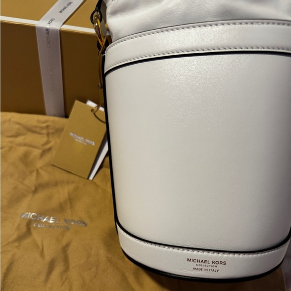 Audrey Medium Leather Bucket Bag - Picture 5 of 6